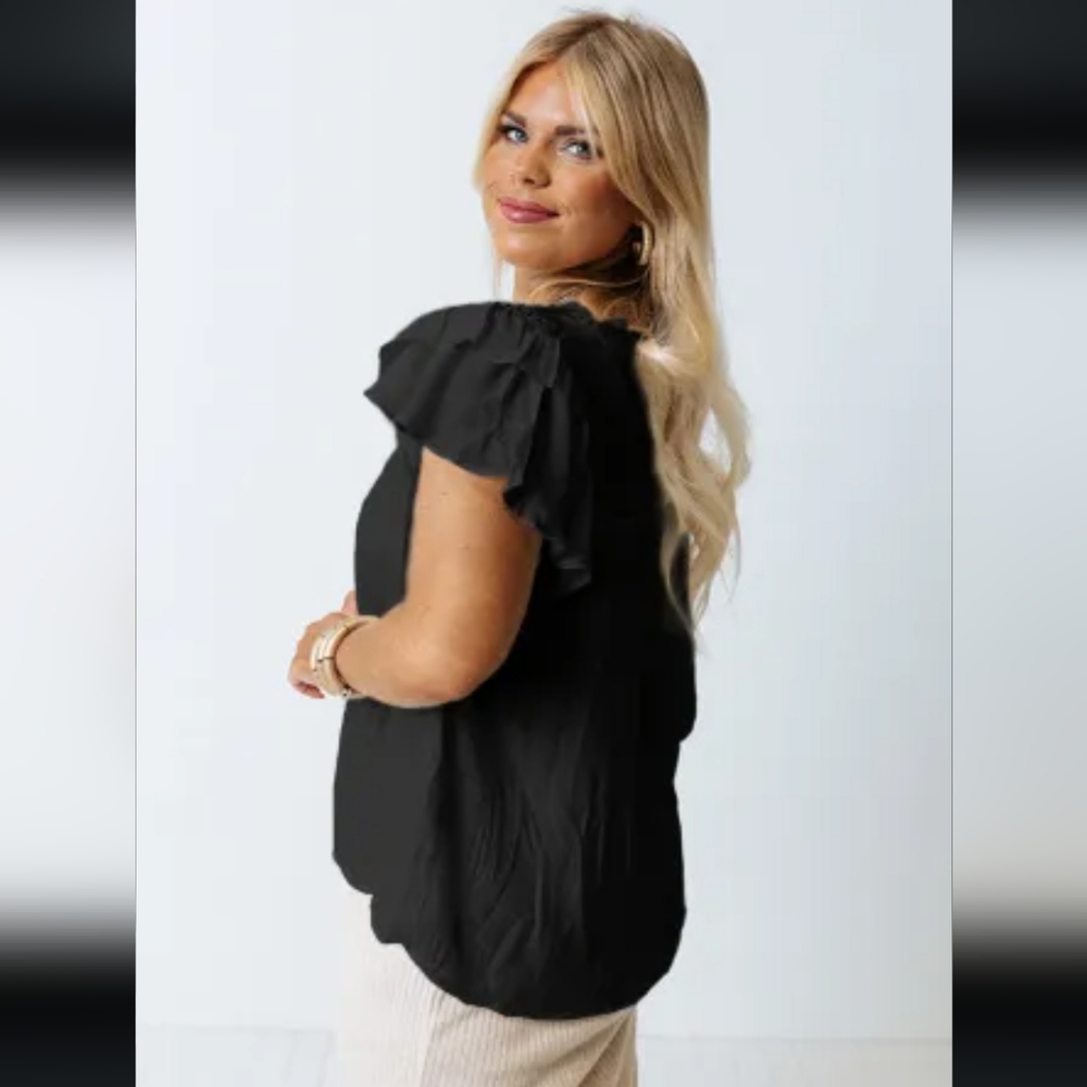 ♥️New Plus size black v neck top - Picture 5 of 11